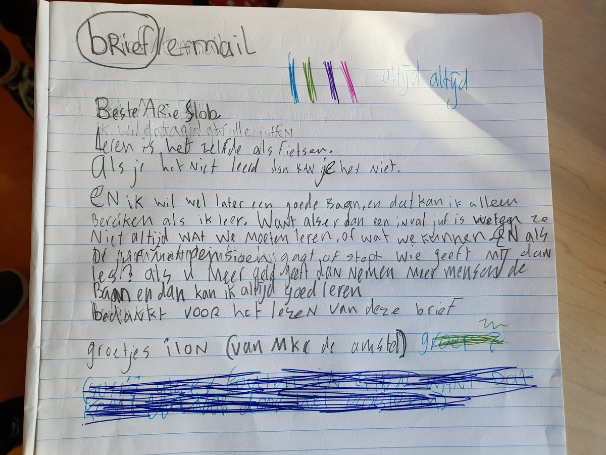 'Cordula, heb je een postzegel voor ons?' 'Ja, voor wat?' 'Voor een brief aan Arie Slob' 'Oh wauw, mag ik ze lezen?' 'We hebben de envelop al dichtgeplakt, maar dit zijn onze kladversies.' <a href="/mkcdeamstel/">MKC de Amstel</a> @StStaij <a href="/arieslob/">Arie Slob</a> <a href="/AObtweets/">AOb</a>
