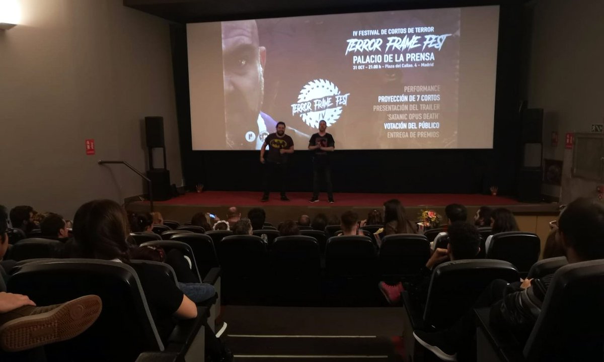 En el escenario estuvimos @Teatracoalas12 y <a href="/NestorLopezCine/">Néstor López</a> presentando el festi. Segundos después hicimos un sacrificio humano para hacer canapés.