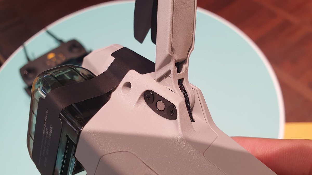 Droning_ON's tweet photo. Finally hands-on with the @DJIGlobal #MavicMini (https://t.co/Q8VM7N7PpS), it's sooooo tiny and light! Very impressive, I wouldn't want to crash it though, it'll shatter into pieces!

#djimavic #dji #droningon #drones #249g @CPHAirports #copenhagen https://t.co/5aNz62OBxy