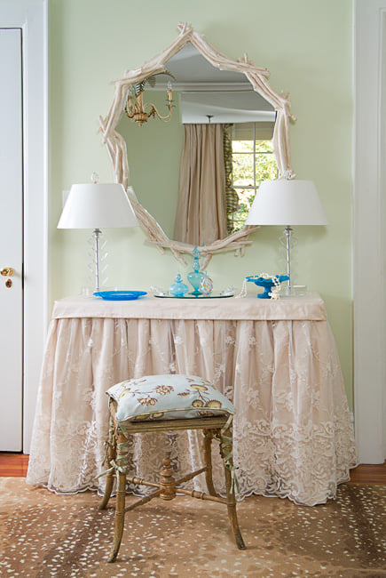 GrayWalkerInt's tweet photo. Pretty as a picture. A lovely feminine design for a vanity in a guest room I designed...
#interiordesign #vanity #homedecor #guestroom #pretty https://t.co/xQBGBbaWrU
