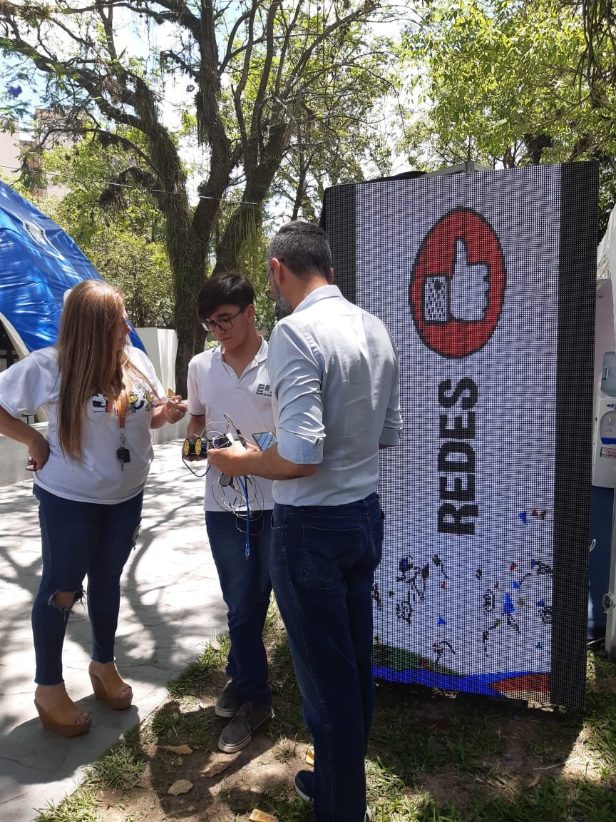 Visité en @Chacoenredes a Felipe, quién junto a su profesor Sebastián representando a la Escuela de Educación Técnica N°24 Simón de Iriondo, compartieron con la comunidad los proyectos tecnológicos que vienen desarrollando. 💡
