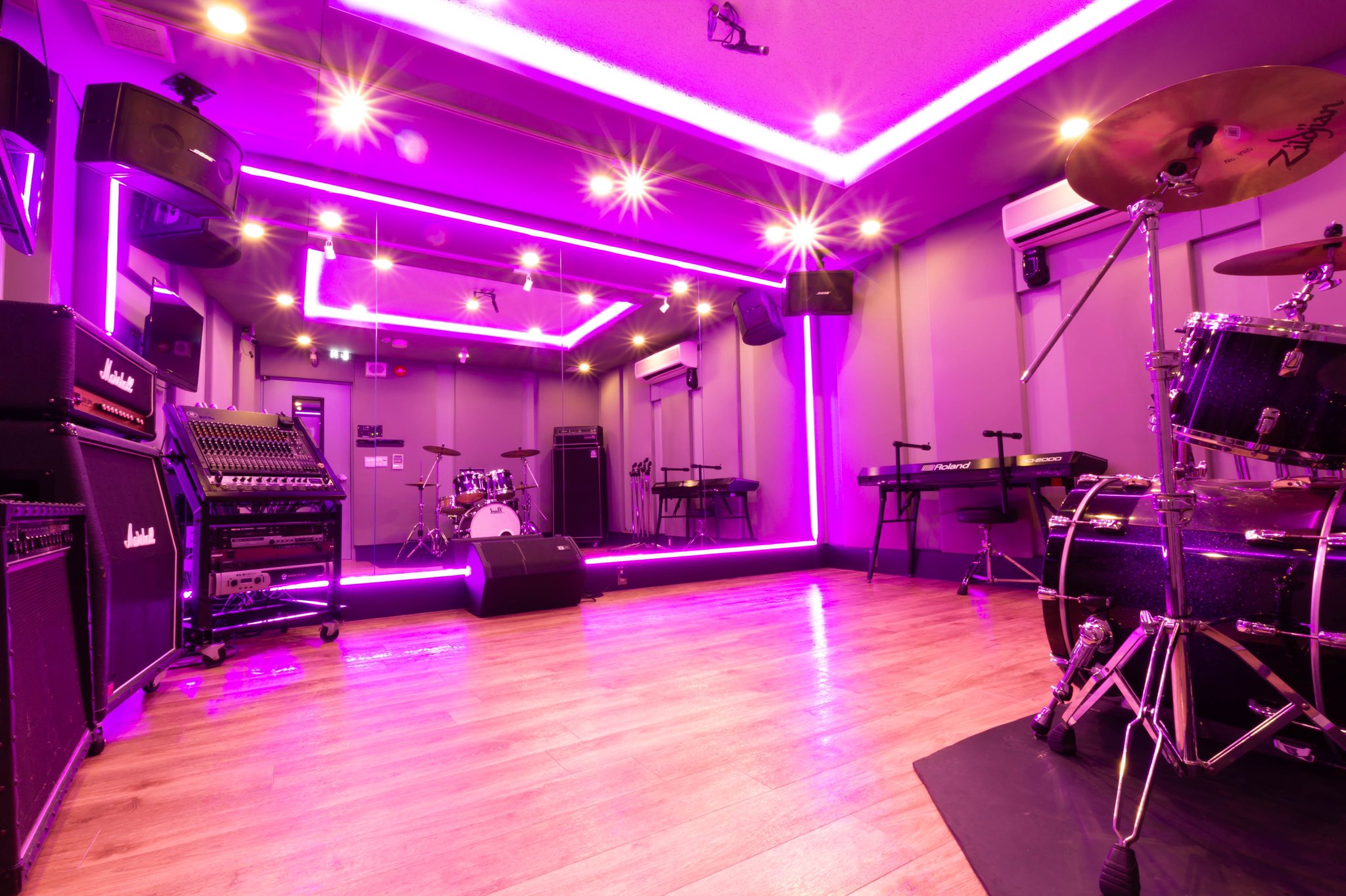 サウンドスタジオノア渋谷1号店 店舗情報 夏にリニューアルしたばかりのe1st 内装も綺麗で音に反応するled照明も入っています バンド練習だけでなくドラムなどの個人練習や Djなどでもぜひご利用ください Studionoah Band Shibuya