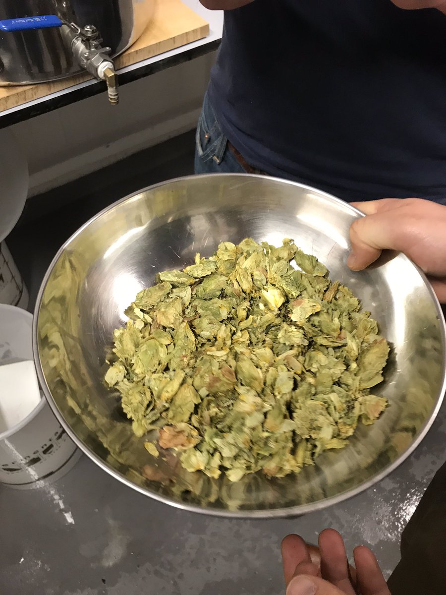 Brewing beer <a href="/BrewlabLtd/">Brewlab</a> with <a href="/SintonsLaw/">Sintons LLP</a> <a href="/pern_emma/">Emma Pern</a> @lukephelan