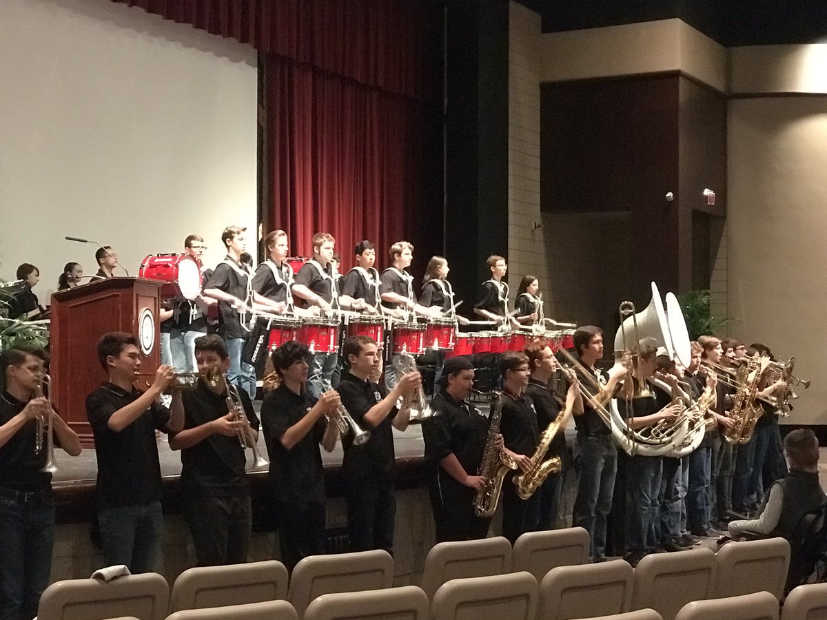 USCSchools's tweet image. Veterans Day program is getting underway @USC_High_School. THANK YOU to all who served. ❤️