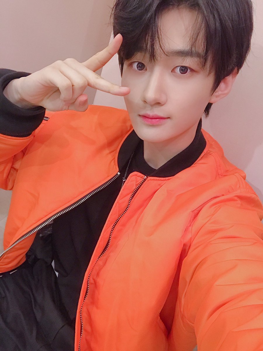 by_verivery's tweet photo. [#용승]

금요일 밤은 역시 오렌죵승🍊 과 함께🧡
오늘 입동이니까 베러들도 이제 따뜻하게 입동(?)💕

#베리베리 #VERIVERY #베러 #VERRER #입동 #오렌지용승 #🍊 #🥦 https://t.co/0DuegD4APT