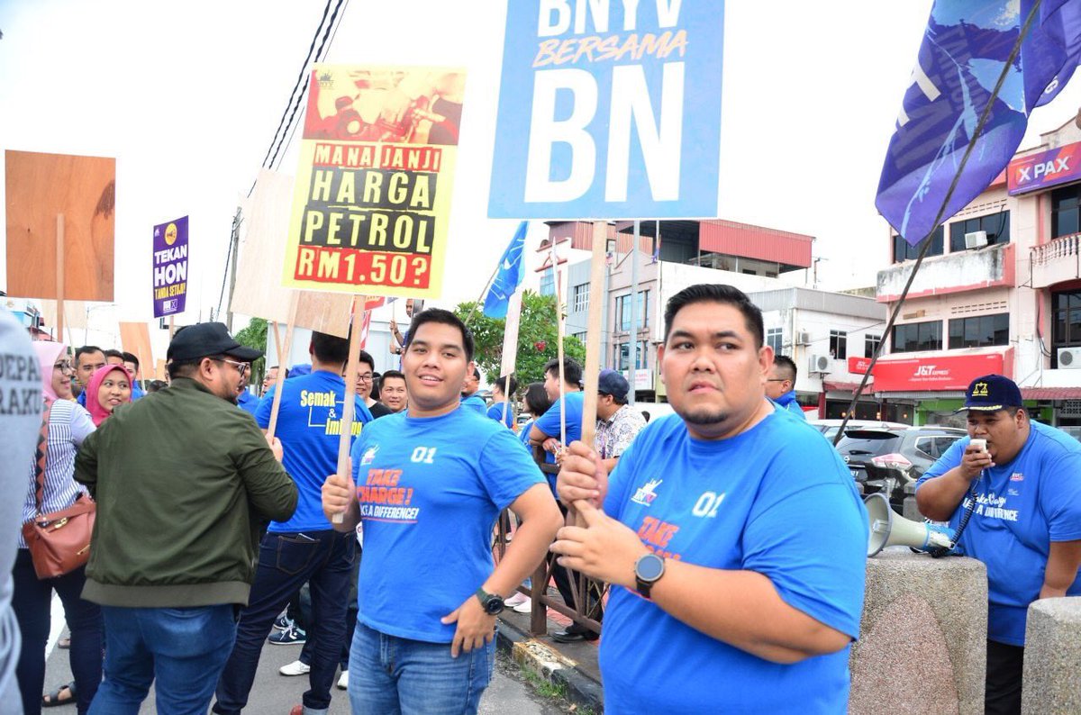 BNYVMY's tweet photo. @BNYVJOHOR bersama-sama Pemuda BN dan Puteri UMNO mengadakan Flashmob di Dataran Nanas, Pekan Nanas dalam menolak Pakatan Harapan(PH) di Tanjung Piai. #BNYV #BN4TanjungPiai #BangkitKembali https://t.co/wLAwVY6boj