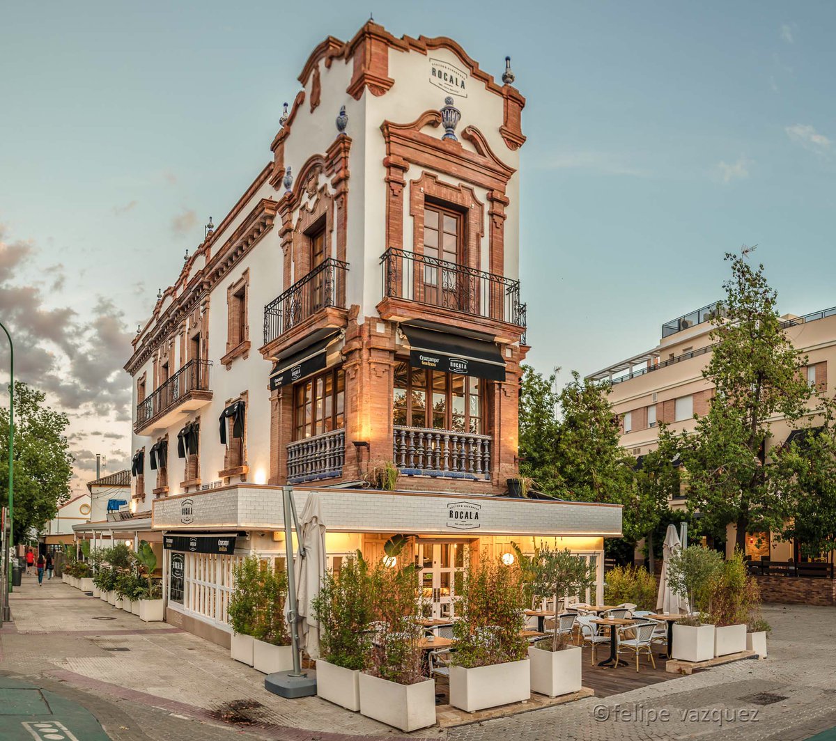 Si no sabes dónde ir a #comer o a #cenar el #findesemana, nosotros te proponemos el mejor plan: ¡venir a #ROCALA! #restaurantessevilla #findesemana #comerensevilla #saliracenar #foodies #tdsgastro