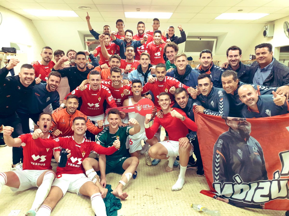 La familia se va de copa 🏆 ! #ilusionpijoilusion 🔴⚪️