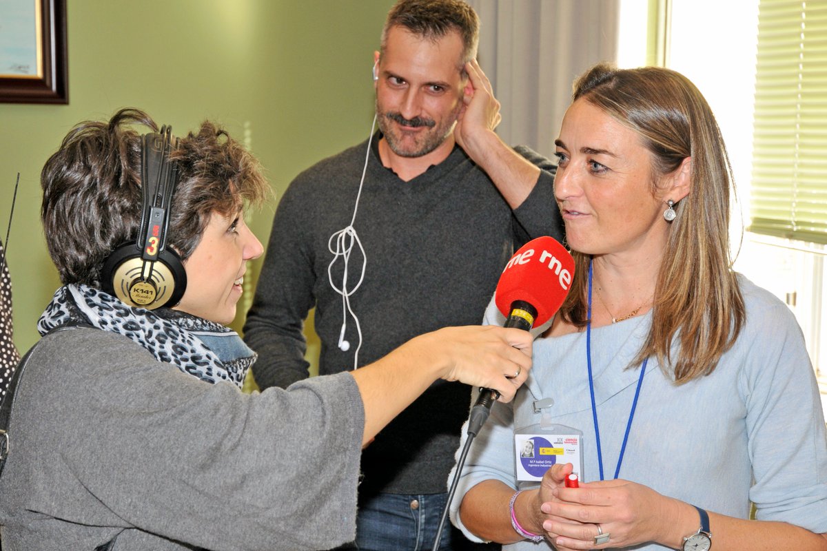 NoemiMtnezTevar's tweet photo. Ocho científic@s. Diez estudiantes pasan diez minutos con cada un@. Para hablar de física, energía, biología... de #ciencia.
Un #ScienceDating organizado por @CIEMAT_Moncloa.
Y ahí nos hemos colado, en #directo, para @radio5_rne.
#SemanaDeLaCiencia.
👉📡https://t.co/CsCnY21NYp https://t.co/Y682gSvpsw