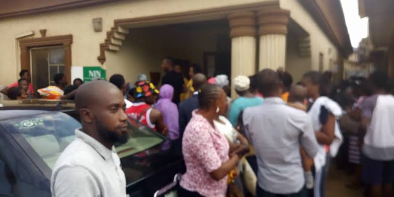 JaluponNG's tweet photo. @OgbeniAdejokun @nimc_ng Scenario...@raufaregbesola
 Seems @nimc_ng is one of the agencies intent on making life hell for Nigerians. Why won't the best take off to #Canada https://t.co/y3pxa484FE