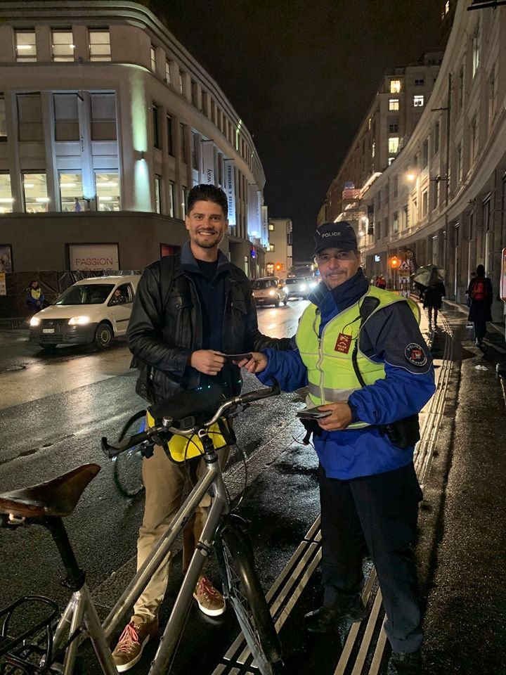 LausanneSE's tweet photo. Hier, à l'occasion de la  #journéedelalumière, les spécialistes de la prévention routière de la #Policedelausanne ont distribué des catadioptres aux cyclistes. Au crépuscule ou de nuit, le risque d'accident dans la circulation routière est 3x plus élevé que de jour. #Madevisible" https://t.co/WnlU8QDBk7