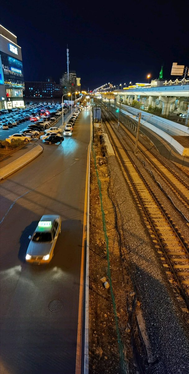 其實最佩服的不是別的 而是香港 台灣地區的人 嘴裡說著自由 其實在剝奪別人的自由 比專制更專制 連基本的常識都沒有讓人當笑話看 當初國民黨敗北 美那麼強大也沒扭轉敗局 還妄想這個年代翻身嗎 你可知道類似於法國 俄羅斯 中等政體是單一製國家 地方權利來自於中央政府 繼續作死提前收權是有可能的