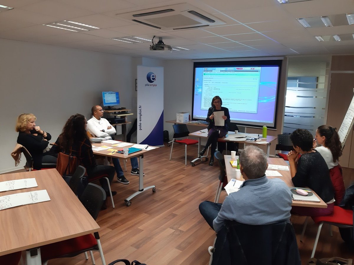 #poleemploi#nîmes  #cadres le club a travaillé ce matin sur la thématique : Savoir présenter son parcours professionnel . #conseiller équipe entreprise en appui de l'animation. Un grand merci à vous deux.
