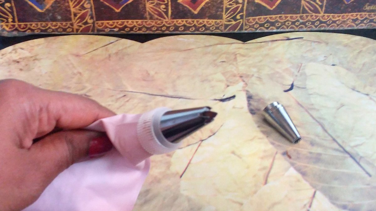 Abbyscreation's tweet image. How to use a Silicon Piping Bag | How to use reusable cake decorating bag with different attachments
Full Video here - youtu.be/500r3z1xIxw

#siliconepipingbag #cakes #cakedecorating #FridayThoughts #icing #frosting #FridayFeelings #cake #CakeFest