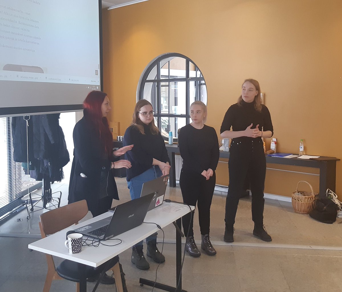 Vaateteollisuus tuottaa paljon päästöjä ja ekologisten vaatteiden etsiminen päänvaivaa kuluttajalle. Innovointikurssilla ideoitu Know your clothes - pesulappuun qr-koodattu tieto tuotteen alkuperästä, materiaalista ja valmistuksesta on ratkaisu!
#muoti #kestäväkehitys #innovointi