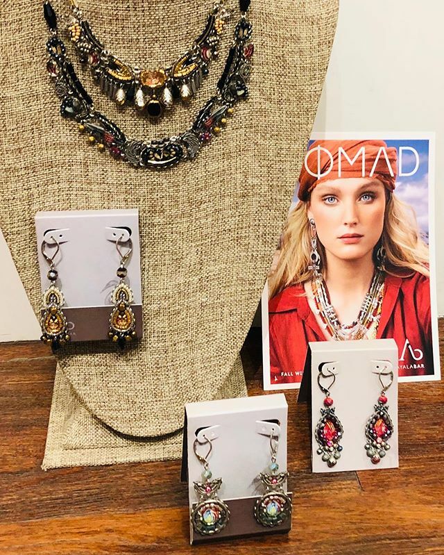 mansardebleue's tweet photo. AYALA BAR 💜❤️💜#bijouxisrael #bijouxfaitmain #artdubijoux @ayalabar_canada #ayalabar @ayalabarofficial #accessoriesboutique #boutiquecadeaux #bouclesdoreille #colliers https://t.co/j8aZnlOK0k
