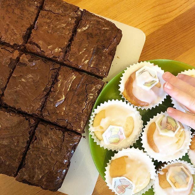 My ultimate chocolate brownies for the mummies and box kit Toy Story buns for the children (and a little hand trying to steal one while I take a photo 😉). Love Friday play dates with my mama friends @wardeats <a href="/bulbnose/">Mrs H</a> #motherhoodthroughinstagram #ho… ift.tt/2JX4zJl