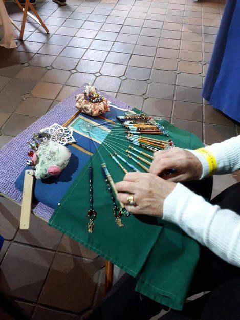 Today at #ATCF19 in #Abingdon you can see #livecrafts - here a member of the Abbey Meadows Lacemakers is making a piece of Torchon Lace - one of the oldest ways of making lace in Europe: en.wikipedia.org/wiki/Torchon_l…