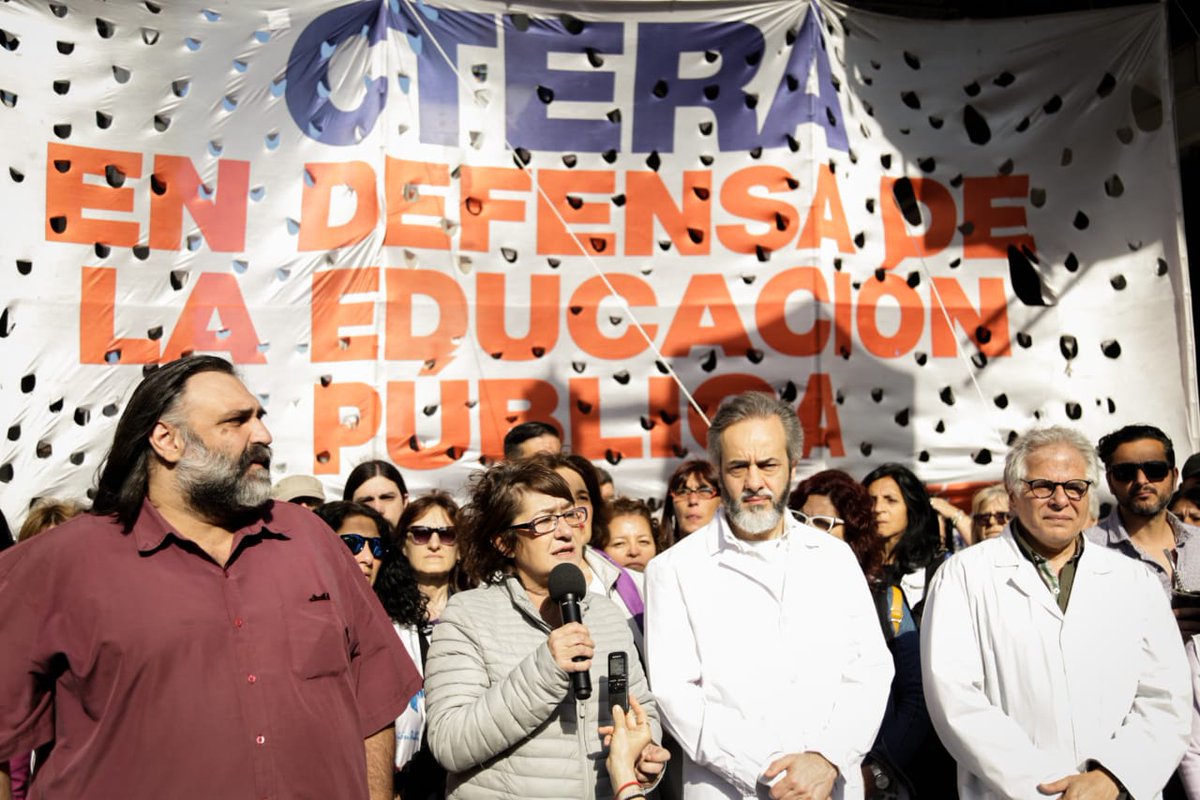 DDHHCTERA's tweet image. La represión es el límite. Hoy le dijimos basta a la represión y exigimos el pago en tiempo y forma de salarios a lxs docentes chubutenses frente a la Casa de Chubut.