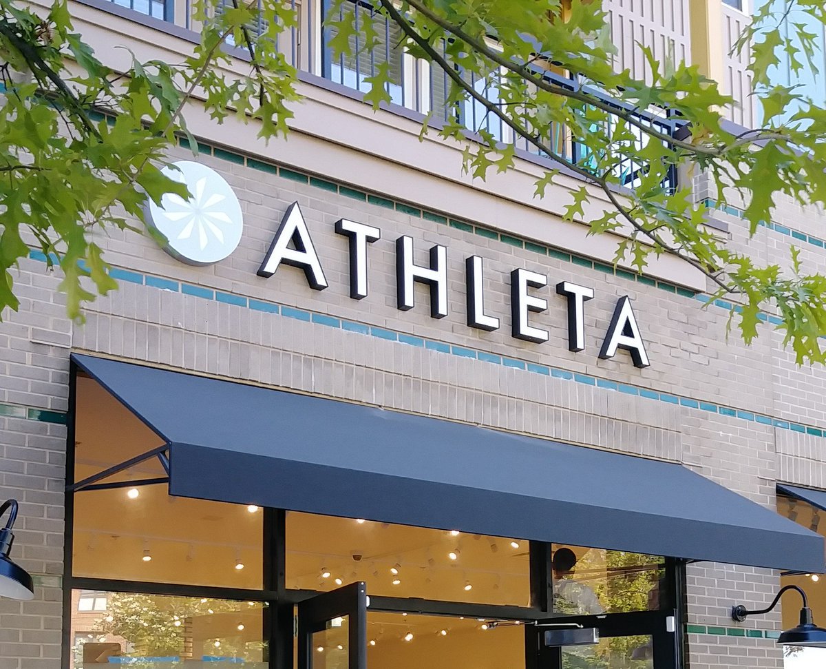gotrwnc's tweet image. Visit the new @AthletaPark store at @BiltParkTownSq in #Asheville TODAY to shop for a good cause! All day Friday 11/8 &amp;amp; Saturday 11/9 only, a percentage of sales will be donated to #GirlsontheRun of WNC. Get ahead of your holiday shopping! #gotrwnc