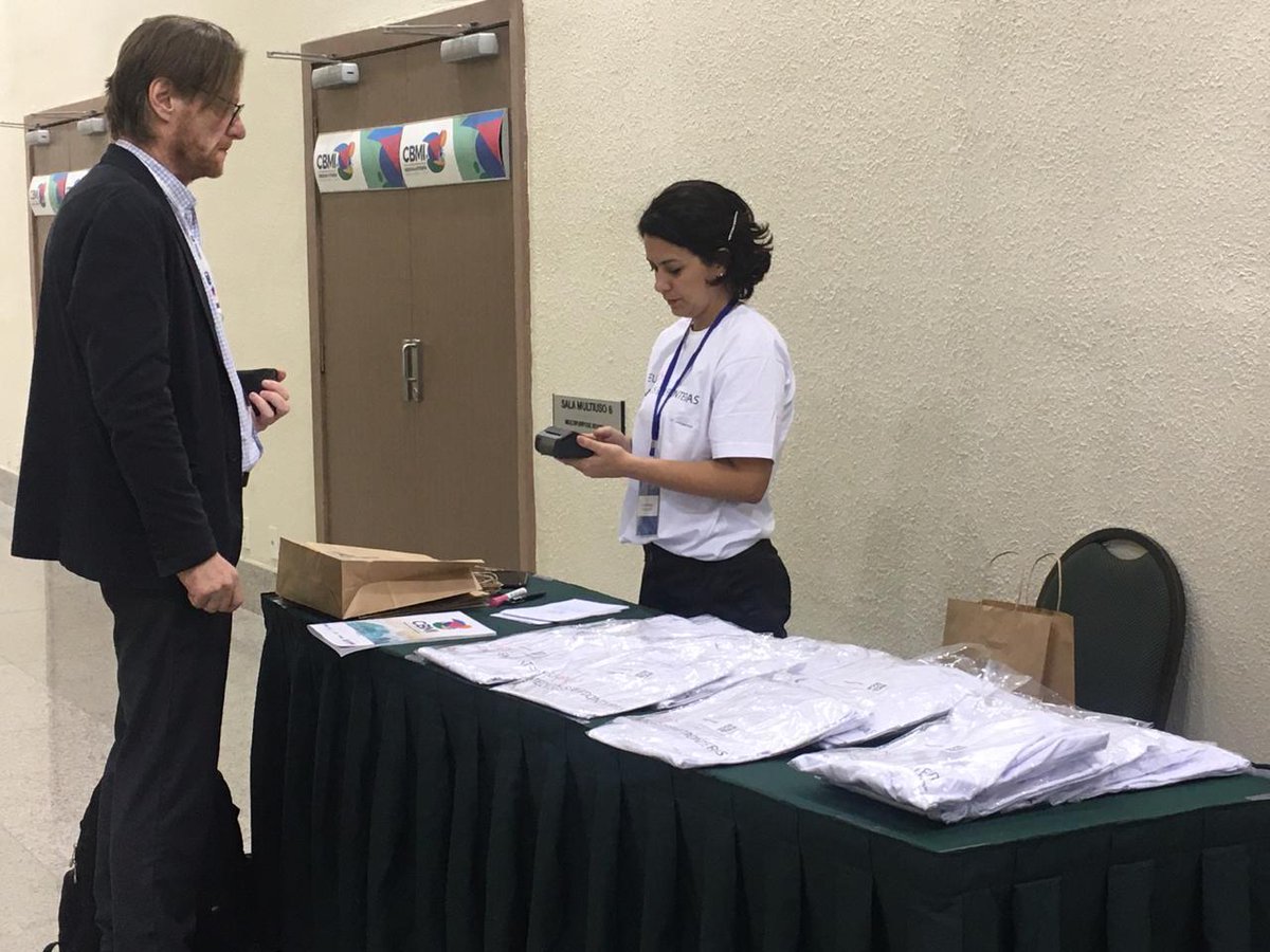 AMIB_oficial's tweet photo. A venda de camisetas da organização Médicos Sem Fronteiras está acontecendo em todos os três andares do CBMI! Aproveite para comprar a sua e ajudar esta grande causa humanitária.
#cbmi2019 #uti #amib #medicinaintensiva #terapiaintensiva https://t.co/XJCK43uqmC