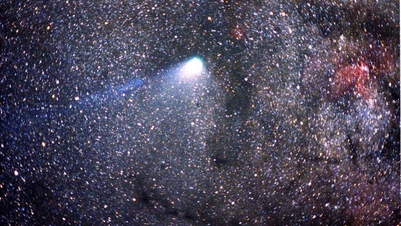 Born on today's date in the year 1656, English astronomer and mathematician Edmond Halley was the first to predict the return of a comet. Today, Halley's Comet - the most famous of all comets - bears his name. ☄️ Read more: bit.ly/2NOHN7u 👓

Image via NASA. 📸