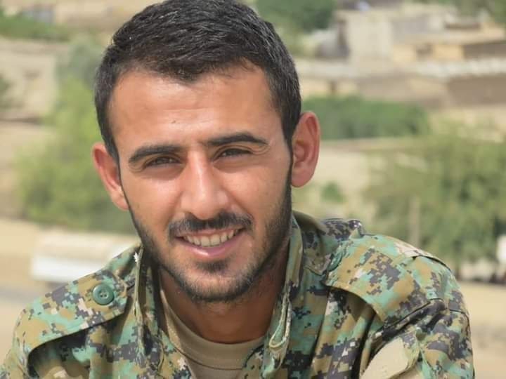 ExArcanaImperii's tweet photo. Kamışlı'da Rusya ile birlikte icra edilen 3. devriye sırasında Kirpi II aracının kapısını açmak isterken düşerek ölen PKK/SDG'li terörist. Konvoyumuzu taşlayanların tamamı örgüt sempatizanı değil örgüt militanı #OperationSpringPeace #BarışPınarıHarekatı #TurkishArmyForThePeace https://t.co/vX16Vbhhan