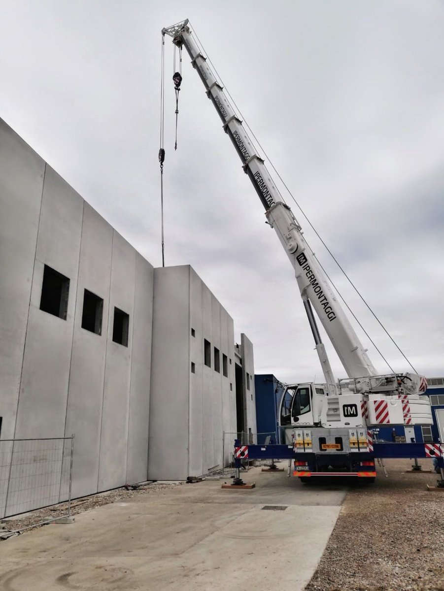 ipermontaggi's tweet photo. 27.000 Mq di superficie che, insieme ad Antonio Basso stiamo contribuendo a far crescere, con l'ampliamento dello stabilimento produttivo di Guraro. Questa è OCM SpA!
#montaggio #prefabbricati #cemento #precastconcrete #treviso #liebherr #liebherr #autogru #mobilecranes #cranes https://t.co/RwRYbP7jLk
