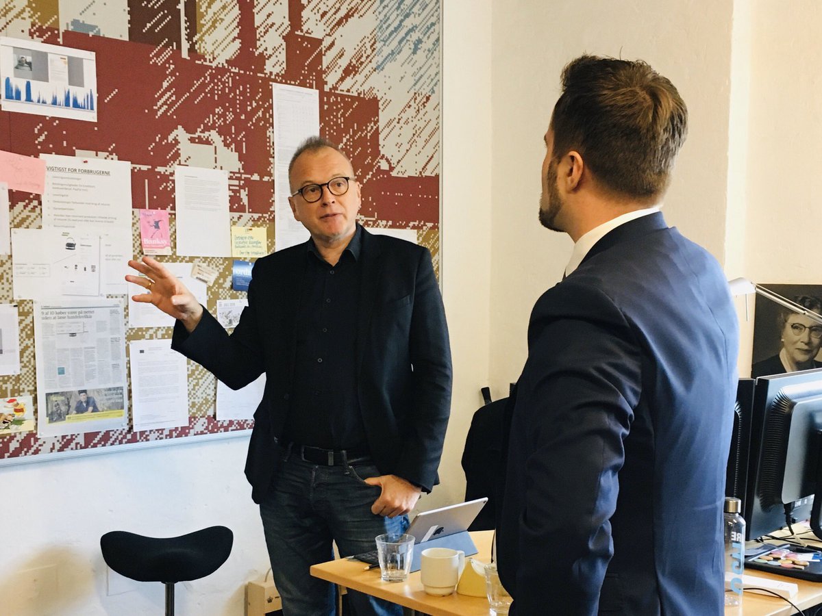 Fint besøg af den nye forbrugerminister, <a href="/simonkollerup/">Simon Kollerup</a> i Forbrugerpolitisk center i dag. Vi talte om, hvordan vi skaber løsninger, der fjerner kompleksitet, og fx gør det nemmere at være grøn forbruger. Ja tak, sagde ministeren, grøn forbrugeradfærd, det er vigtigt! #dkpol #kfst