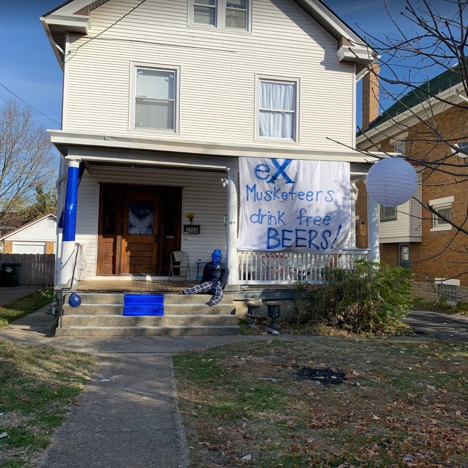 XU_Alumni's tweet image. 👀👀Do any of these Norwood homes look familiar?

In honor of Alumni Weekend, students helped us Paint the Town Blue with a house decorating contest.  #XUAlumniWeekend