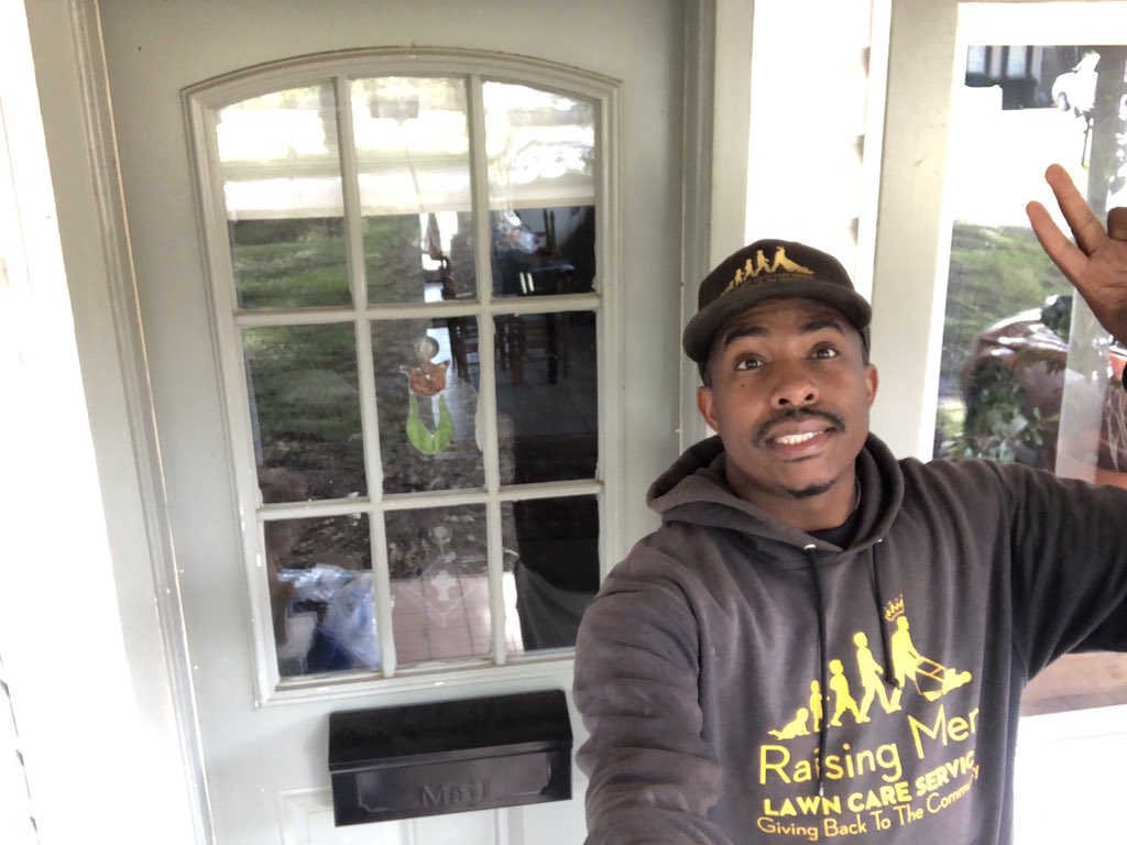 iamrodneysmith's tweet image. I just had the pleasure of mowing Ms.  Wellmans lawn for her . She was inside resting . Making a difference one lawn at a time
