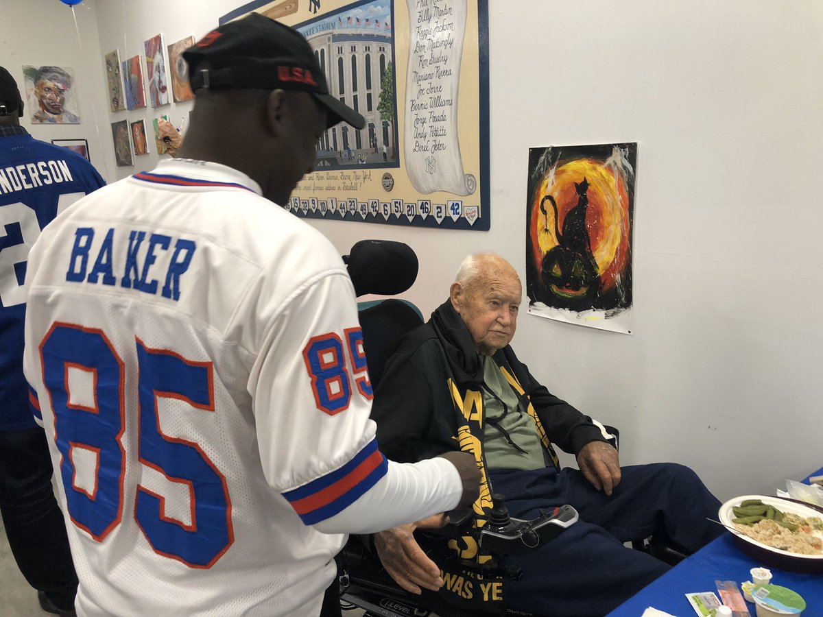 GiantsCRDept's tweet photo. In honor of Veteran’s Day Stephen Baker, Rodney Hampton, Ottis Anderson, and Lewis Tillman took a trip to the the James J. Peters VA Medical Center to spend time with veterans and deliver notes from our fans! #SaluteToService #GiantsHuddlefor100 https://t.co/IkB88sZrmY