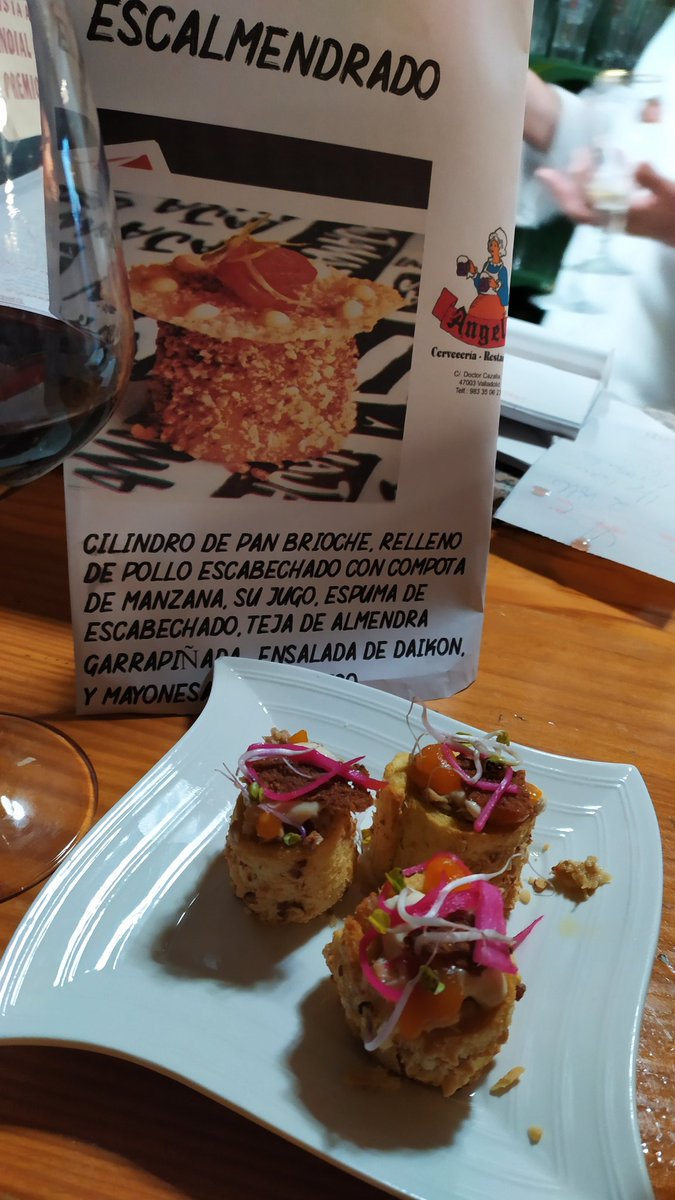 Qué cosa más rica. Primer premio del @CNPinchosVLL del cocinero @Javierruizfonta de @LaJamada @Arrabalheras @chefArrabal #polloescalmendrado @Burgosenelmundo #Valladolid #tapasvll2019 @ANGELARESTAURAN