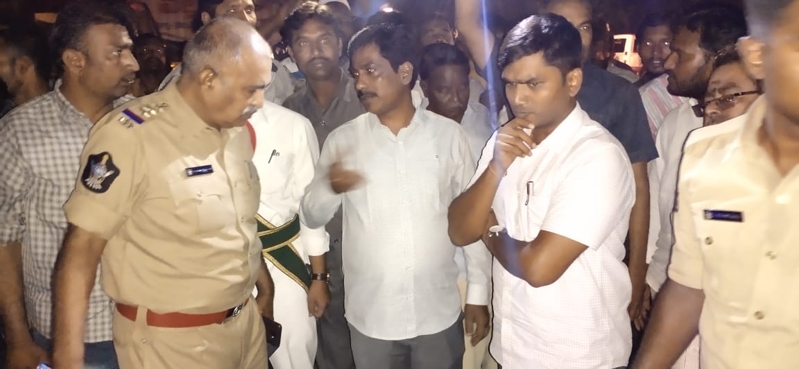 MSBabuOfficial's tweet photo. బంగారుపాళ్యం మండలం మొగలి ఘాట్ రోడ్ నందు గోర రోడ్డు ప్రమాదం జరగడంతో చిత్తూరు కలెక్టరేట్ నారాయణ భరత్ గుప్తా గారు మరియు ఎంఎస్ బాబు గారు ఘటన స్థలానికి చేరుకొని వెంటనే సహాయక చర్యలు చేపట్టి క్షతగాత్రులను స్థానిక ఆసుపత్రికి తరలించారు
@collectorctr
#YsrcpPuthalapattu
#RIP
#HaveASafeDrive https://t.co/AUwwOasqa8