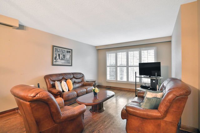 TaylorMadeRLP's tweet photo. New Listing! 4176 Wilcox Rd. Detached Bungalow On A Huge 213 Ft Deep Lot. In One Of Mississauga's Most Mature Areas Surrounded By Multi-Million Dollar Homes. Call Giuseppa Baranyi &amp; Lizbeth Subero to view! (905) 828-1122. https://t.co/1PWq1KMukb