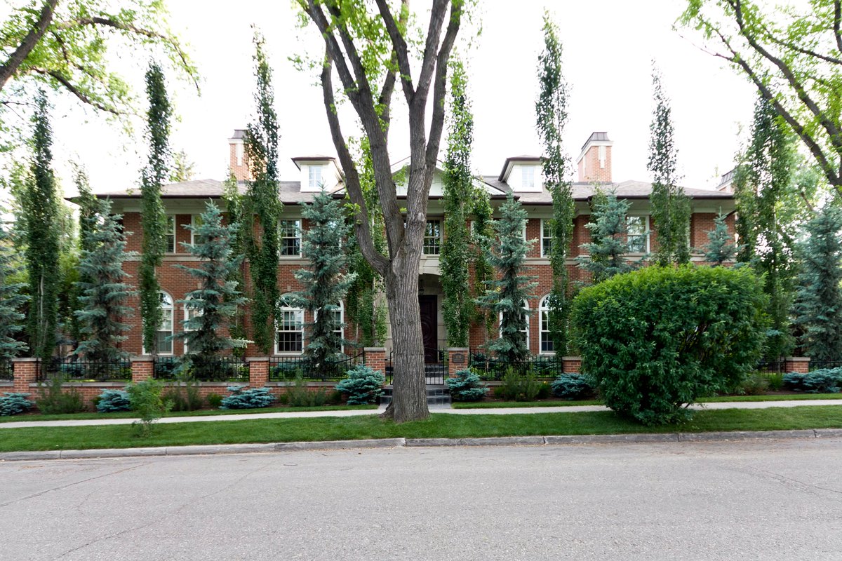 MasonryAlberta's tweet photo. This is Georgian Residence a project in our 2019 Masonry Design Awards. The brick house is stunning within the landscape and makes for a beautiful addition to its neighbourhood. Designed by Dejong Design Associates Ltd. and supplied by @BrockWhiteCo #amda2019 https://t.co/vcboWEmXpd