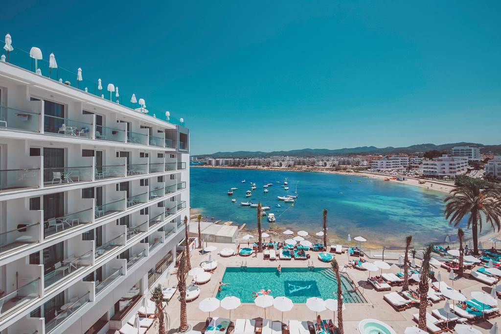 Look at this 💎! Adults Only hotel in San Antonio Bay with 3 pools, #rooftop bar, direct access to a pier! Amare Beach Hotel from £265 per person for 3 night stay + return private airport transfers including party bar and nightclub entry!💯

#ibizahotel #hotelstay