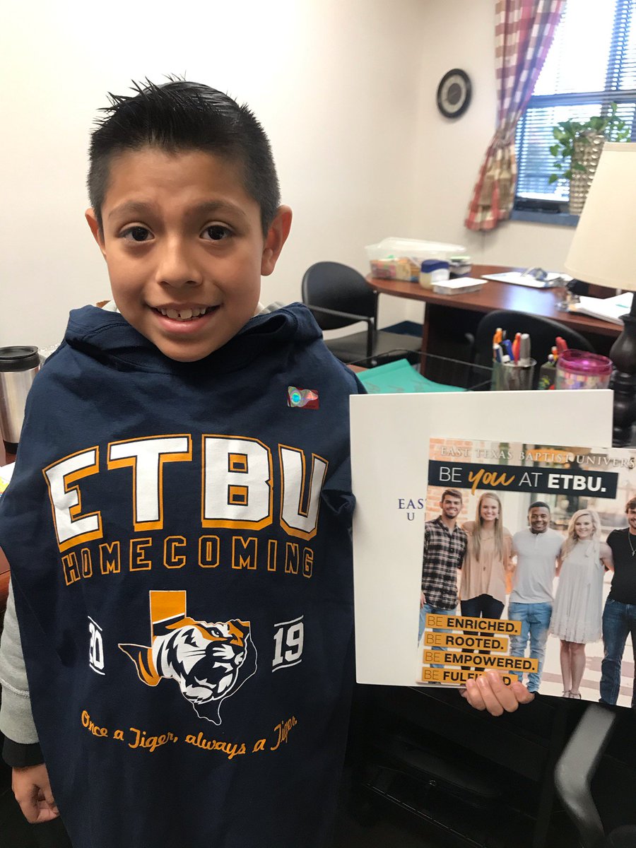tylerisdAVID's tweet image. This young man wrote an essay about his DESIRE TO GO TO COLLEGE and he won this college garb!!!  Way to go
@austintylerisd @BHolland1908 ! 
#AccessEquityOpportunity
#ThisisAVIDElementary @ETBU
@CCM_TISD  @tylerisd #FW2