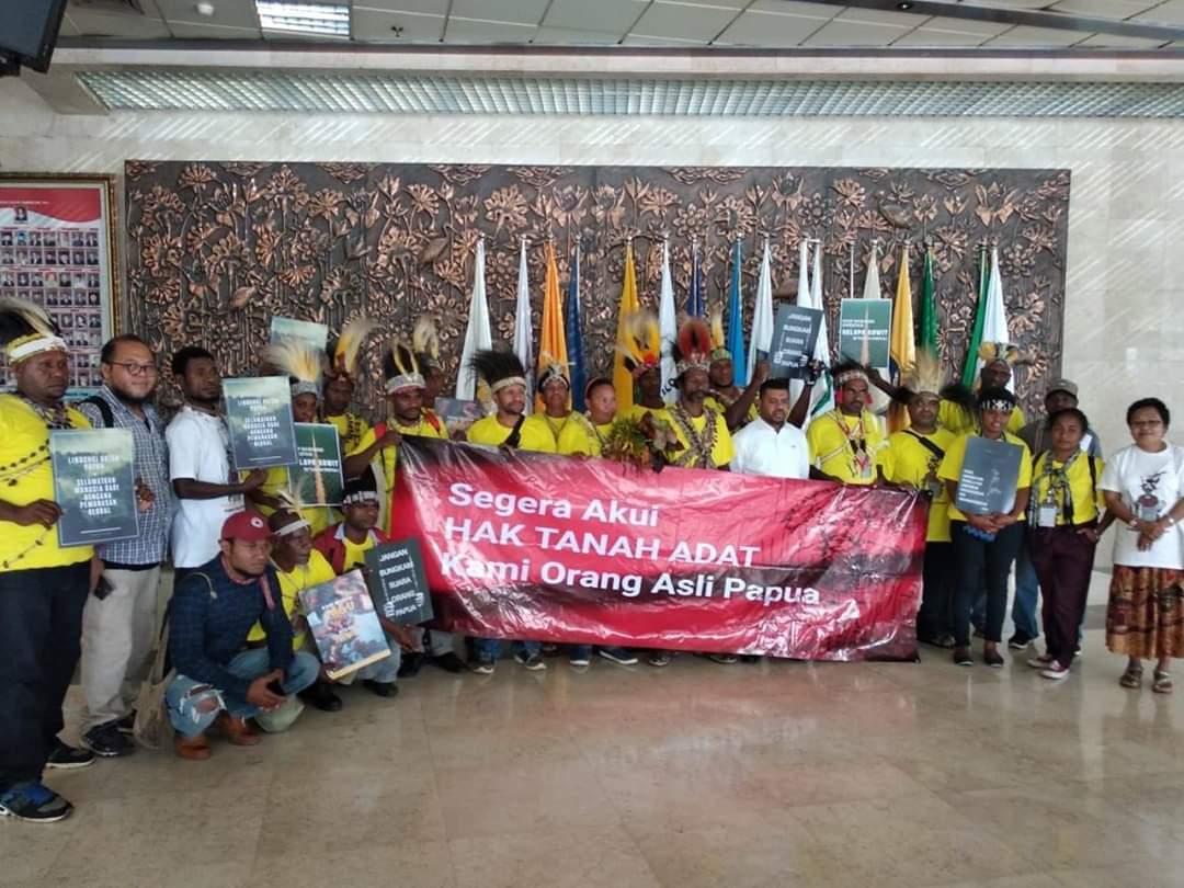 khirlani's tweet photo. Indigenous West Papuans demand recognition of their land rights at the national parliament, ministry of environment, national commission of human rights, and the corruption eradication commission in Jakarta today. https://t.co/R8rwsOg5Oc