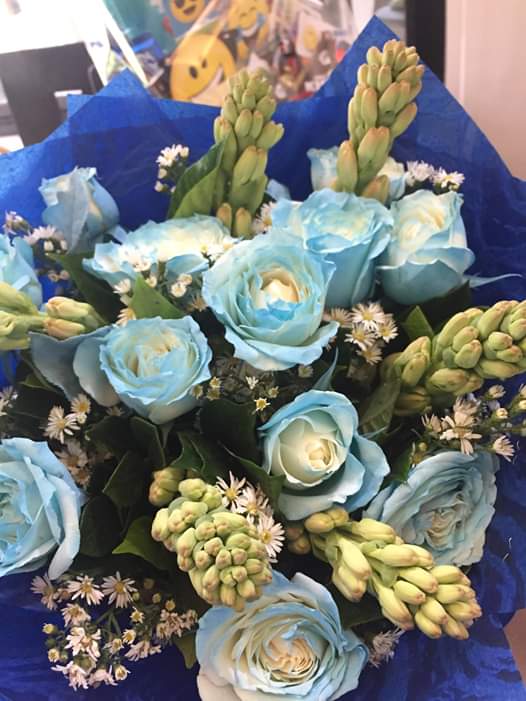 prangka_'s tweet image. Someone special send me a special flower awhile ago ❤ Thank you for the surprise 😘 #BlueRoses #FaveColor