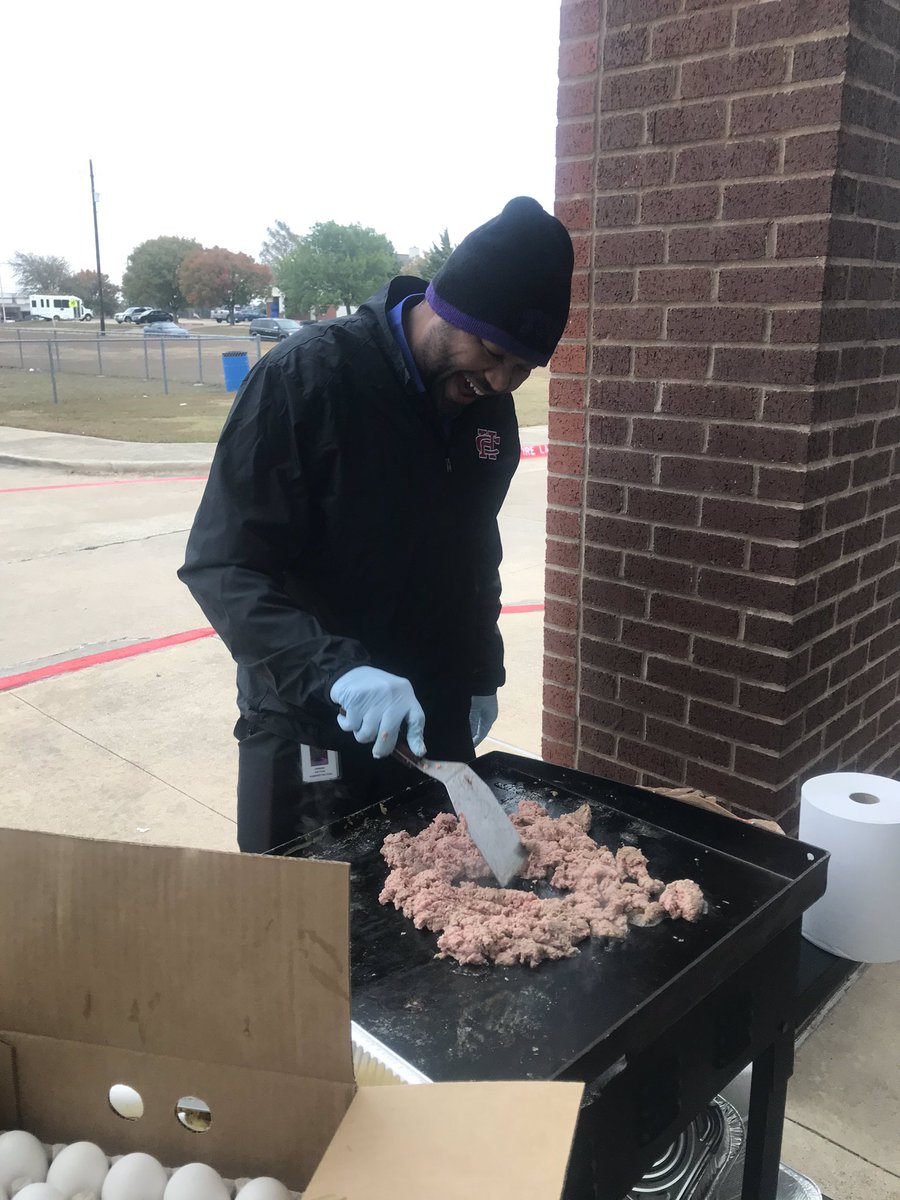 Mr. Patton hard at work this morning helping All Pro Dads breakfast at Highlands. <a href="/dapatton/">Damian Patton</a> <a href="/bee_counselor/">Betsy Bejarano</a> #servantleadership #itscoldoutside #allprodadsbreakfast #Highlands