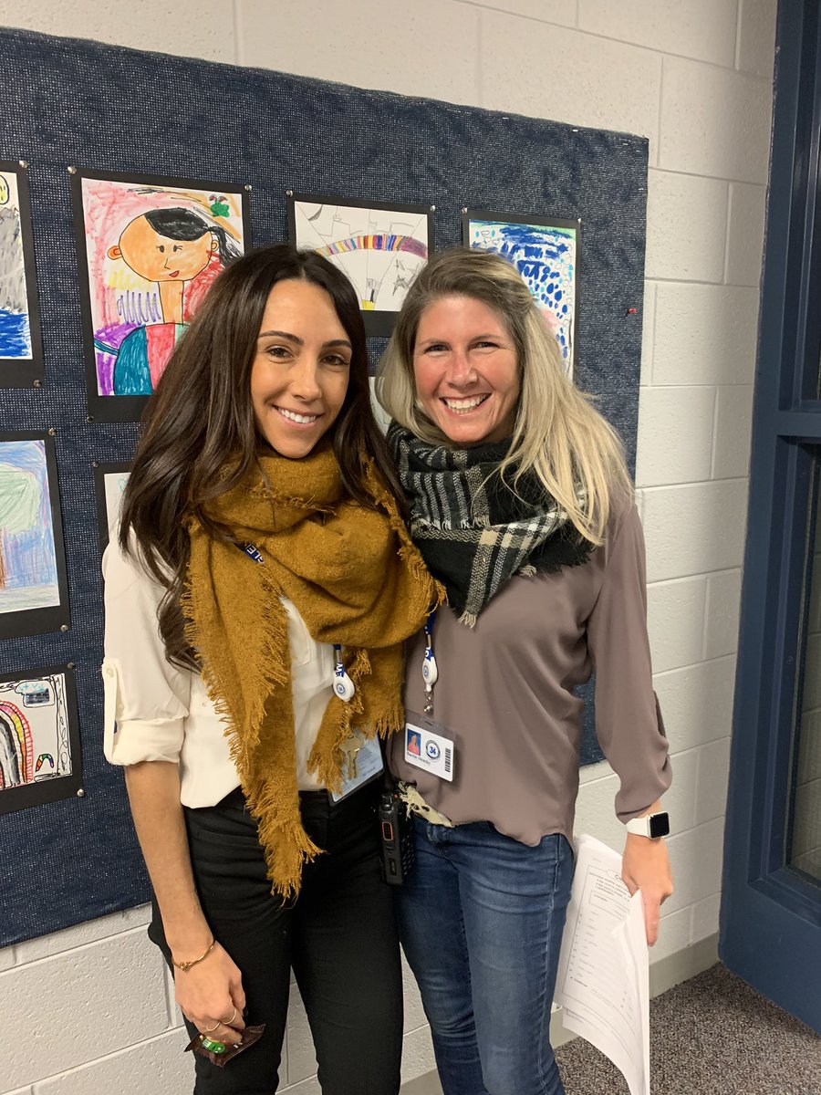 I think it’s a scarf day at HE! @NatalieSzeles @barrie_shinsky #Henkingrocks #weared34