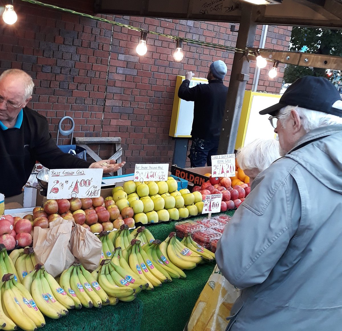 LeedsMarkets's tweet photo. I spy with my little eye something beginning with L ... U ... @pantsdanny @LUFC #lufc100years #art #markets #leedsoutdoormarket @LeedsMarkets https://t.co/KPF02Gqrm2