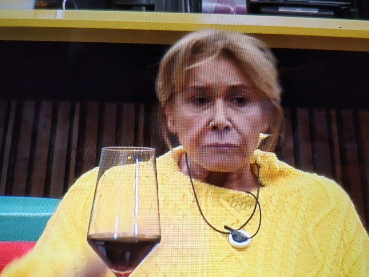 FanaticaGH7's tweet image. Mila reconocimiento que es amiga de María Zambrano, la directora.
Más enchufe no puede tener.
La foto ni hecha a propósito 🤭😂😂
 #GHVIP8N
#SomosLaAudiencia8N