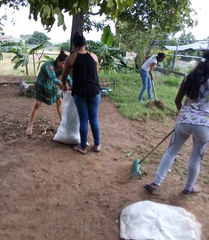 Padres y Representantes, se incorporan en Jornada de Desmalezamiento junto al personal Docentes, administrativo, Obrero y Cocineras en el CEIS Manuela Saenz <a href="/NicolasMaduro/">Nicolás Maduro</a> @psuvaristobulo <a href="/Maurorasu/">MAURO SUAREZ</a> @JorgePerezVZLA <a href="/JustoNogueraP/">Justo Noguera Pietri</a> <a href="/revenezuela1/">Radio Educa</a> <a href="/RosangelaOrozco/">Rosangela Orozco</a>