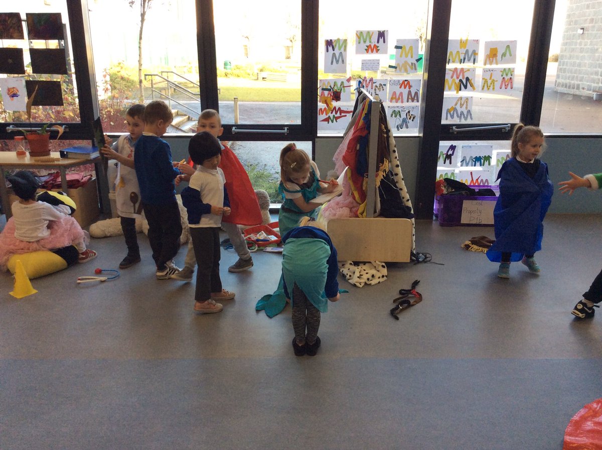 MrsMackenzie_92's tweet photo. We have been busy exploring our dressing up area during play 👗👑👒🎩🧣⛑ @school_seaton #explorethroughplay #dressup #imaginativeplay https://t.co/zLIS5W2v15