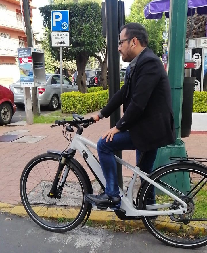 vromog's tweet photo. Recorremos el camino al trabajo con algún medio de transporte alternativo, como cada semana en el #ViernesSinAutoMH

#MHelCorazónDeLaCapital https://t.co/fN0h1uhGBa