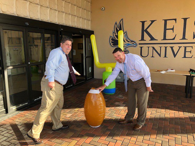 KeiserU's tweet photo. KeiserU New Port Richey had a blast at their #tailgateparty to celebrate our awesome #Seahawkfootball team! With loads of Keiser pride, fun, games, and food, we are cheering our team to another big win!
#keiserhomecomingweek #keisertailgate #keisernewportrichey #seahawkspirit https://t.co/mjEOXIvnFM