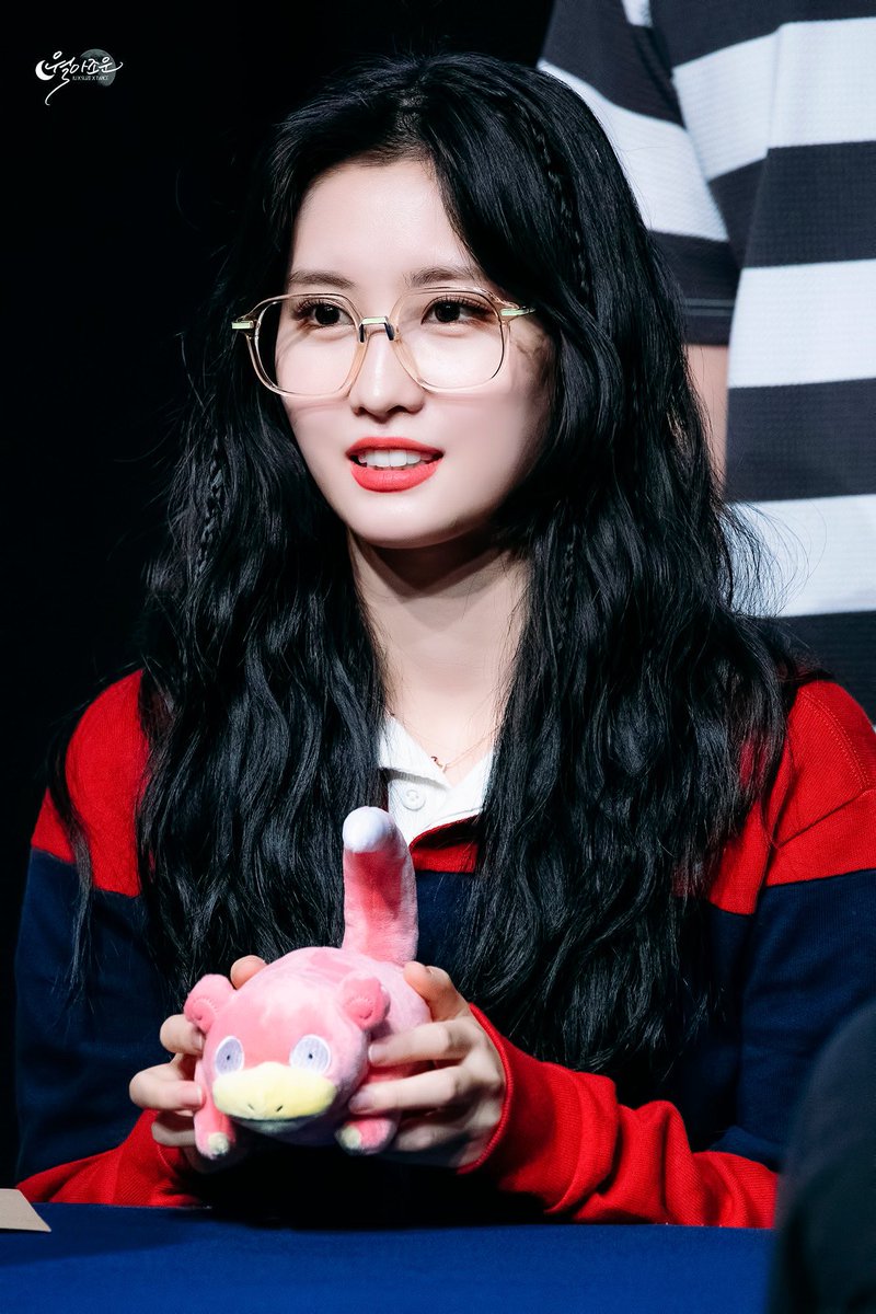 mylittlwhatever's tweet photo. Feliz aniversário pra Momoring, esse anjinho na terra. Dança, canta, faz rap, coreografa, compõe, desenha, é do the sims, é meme humano e como ela mesmo disse "I'm genius, thank you"
#HappyMOMOday
#OurLovelyMomoDay
#DanceMachineMomo https://t.co/pAGTWUKNvs