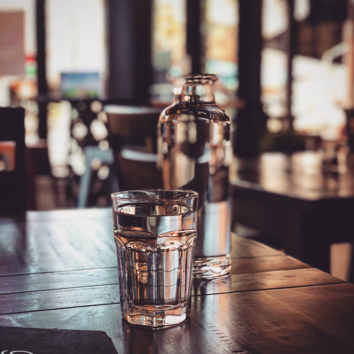 TamborelloDDS's tweet photo. Have a glass of water before tea! Since tea contains caffeine, it is better to drink water first to reduce acidity, which reduces the effect of tea on your teeth, but also on your gums! https://t.co/KNdyNdzwqI